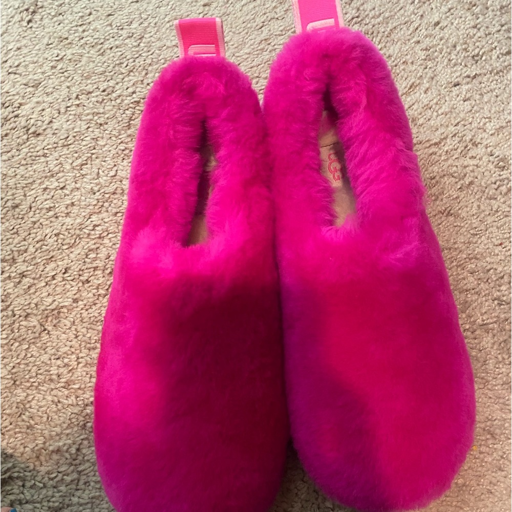 Uggs size 9 never worn hot pink